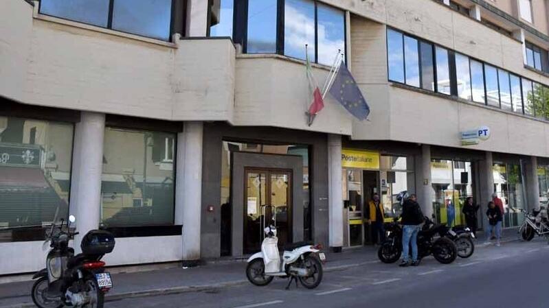 L’edificio di Marina di Carrara che ospita gli uffici postali e nel quale Kyma ha acquistato un immobile