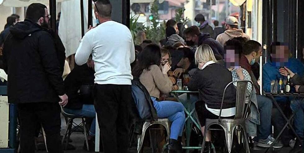 Nella foto (d’archivio) i ragazzi alla movida a Marina di Carrara