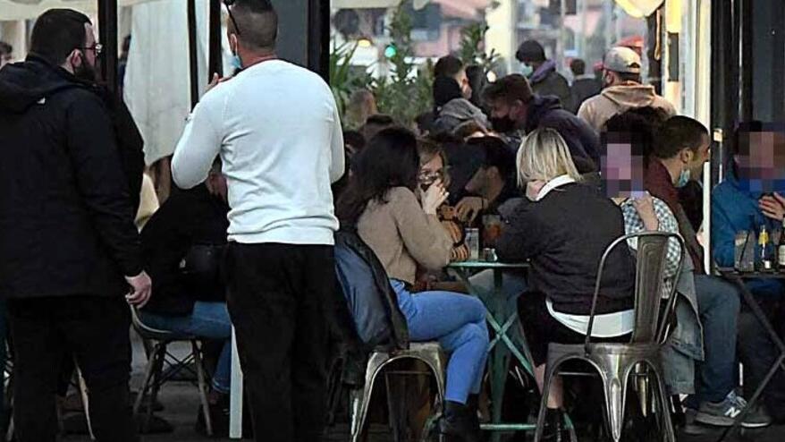Nella foto (d’archivio) i ragazzi alla movida a Marina di Carrara