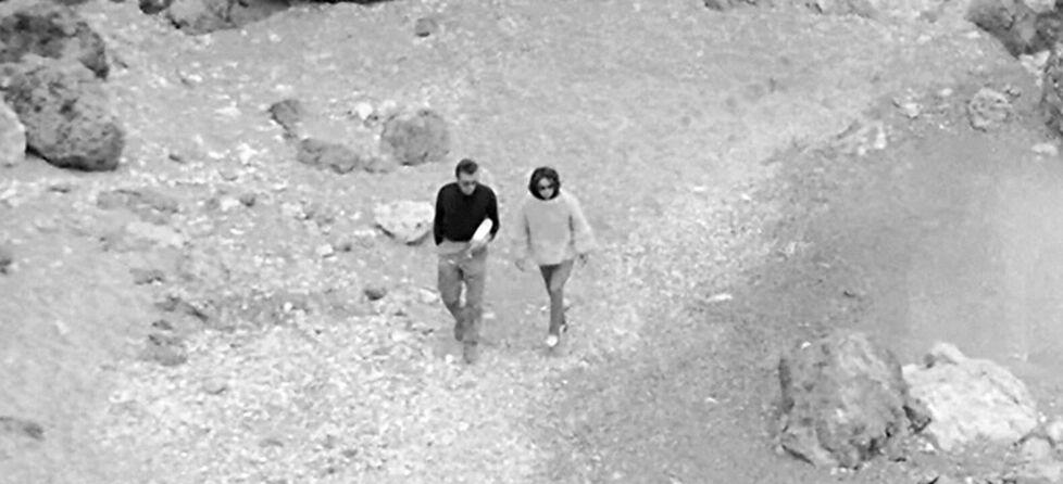 Richard Burton ed Elizabeth Taylor mentre camminano sulla spiaggia a Cala Piccola, in uno scatto di Marcello Geppetti