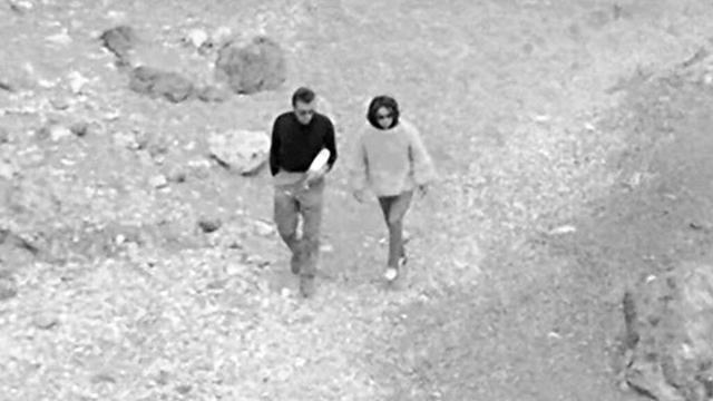 Richard Burton ed Elizabeth Taylor mentre camminano sulla spiaggia a Cala Piccola, in uno scatto di Marcello Geppetti