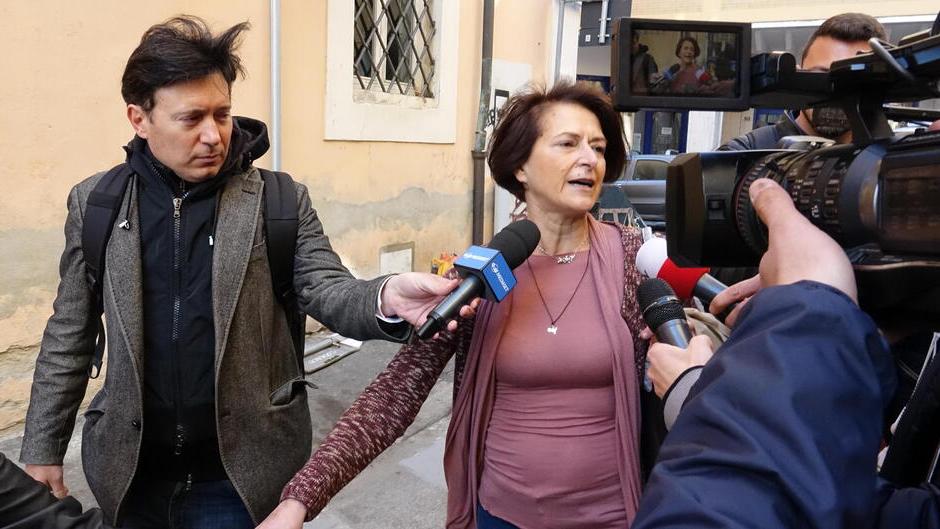 Fausta Bonino con i giornalisti all’uscita dal Tribunale di Livorno