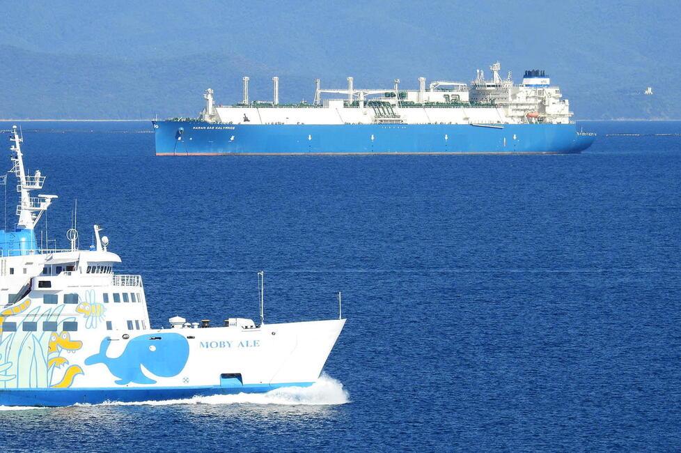La Maran Gas Kalymnos in rada al porto di Piombino (foto Paolo Barlettani)