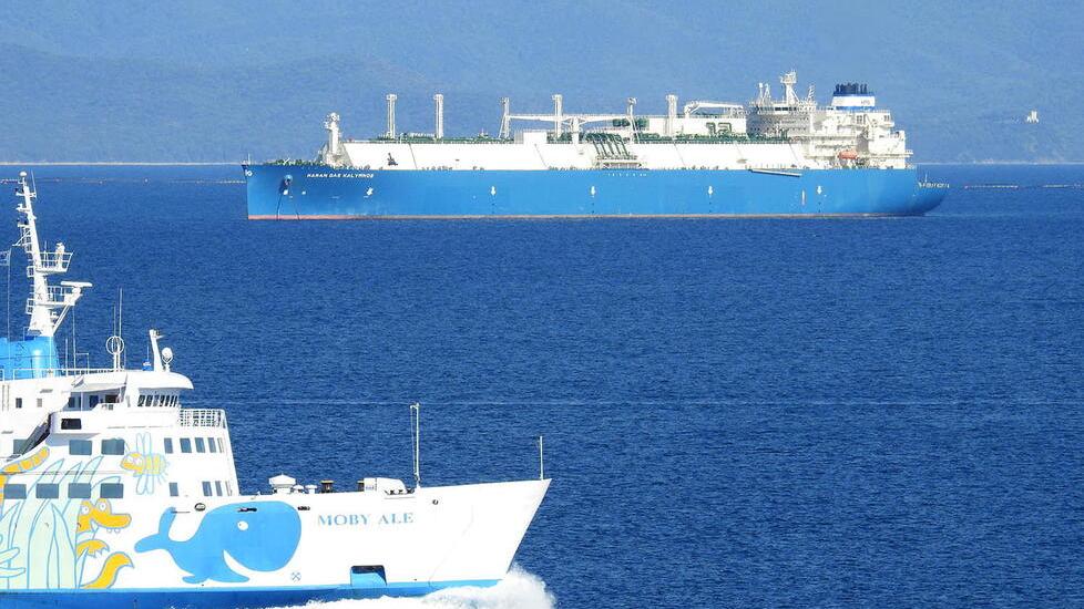 La Maran Gas Kalymnos in rada al porto di Piombino (foto Paolo Barlettani)
