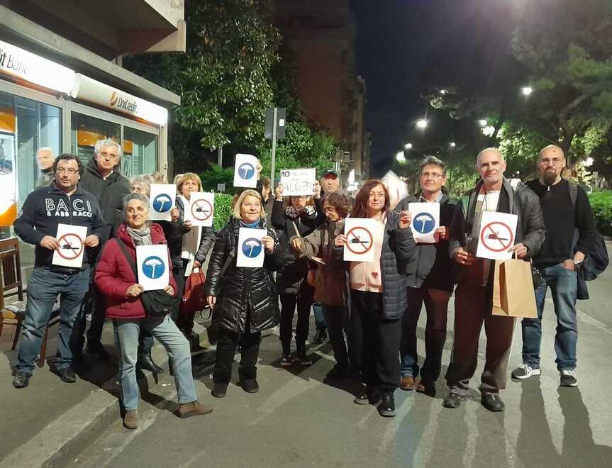 I residenti e consiglieri insieme ai rappresentanti delle associazioni durante il presidio