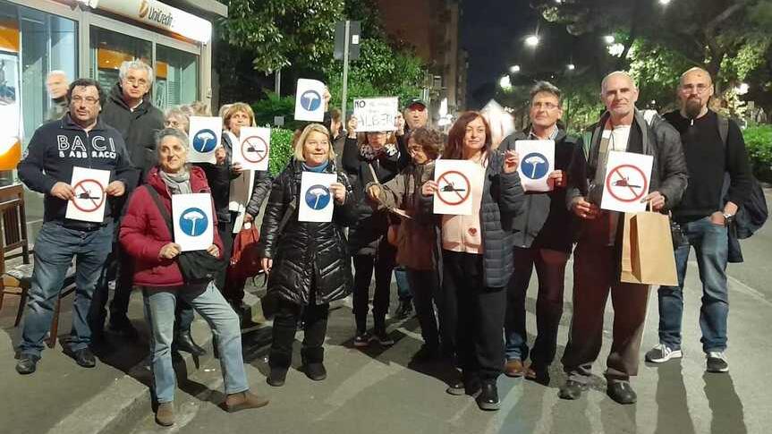 I residenti e consiglieri insieme ai rappresentanti delle associazioni durante il presidio