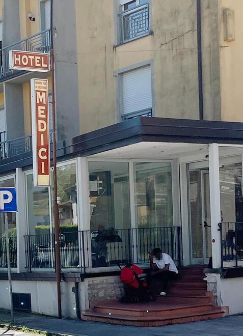 Alcuni richiedenti asilo all’hotel Medici di via Montebello