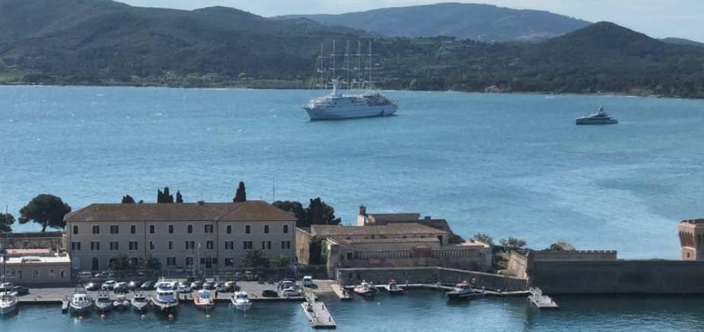 La nave da crociera Club med 2 all’ancora mercoledì nella rada di Portoferraio
