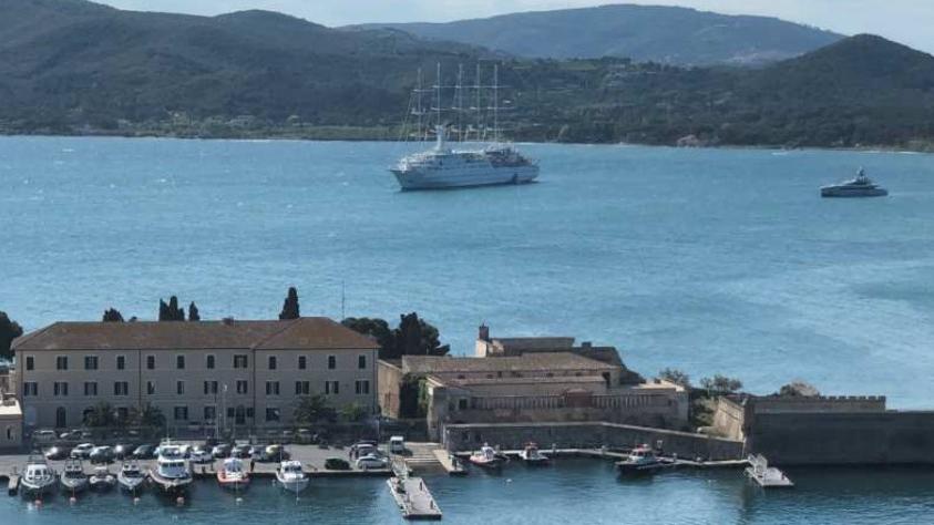 La nave da crociera Club med 2 all’ancora mercoledì nella rada di Portoferraio