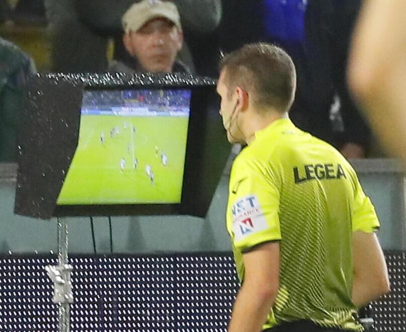 L’arbitro Marcenaro mentre controlla le immagini di un possibile calcio di rigore al Var (foto Muzzi)