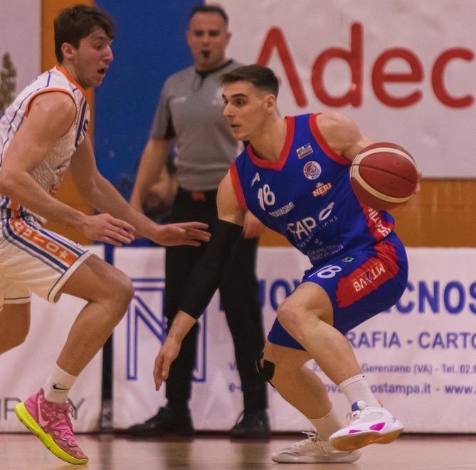 Daniele Dell’Uomo palla in mano durante una gara con la maglia della Fabo Herons Montecatini