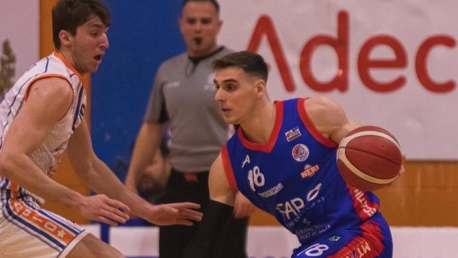 Daniele Dell’Uomo palla in mano durante una gara con la maglia della Fabo Herons Montecatini