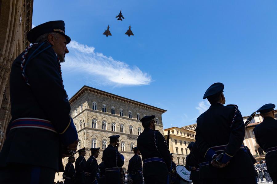 Il giuramento degli allievi dell’Aeronautica in piazza della Signoria: tre caccia sorvolano il cielo di Firenze – Video