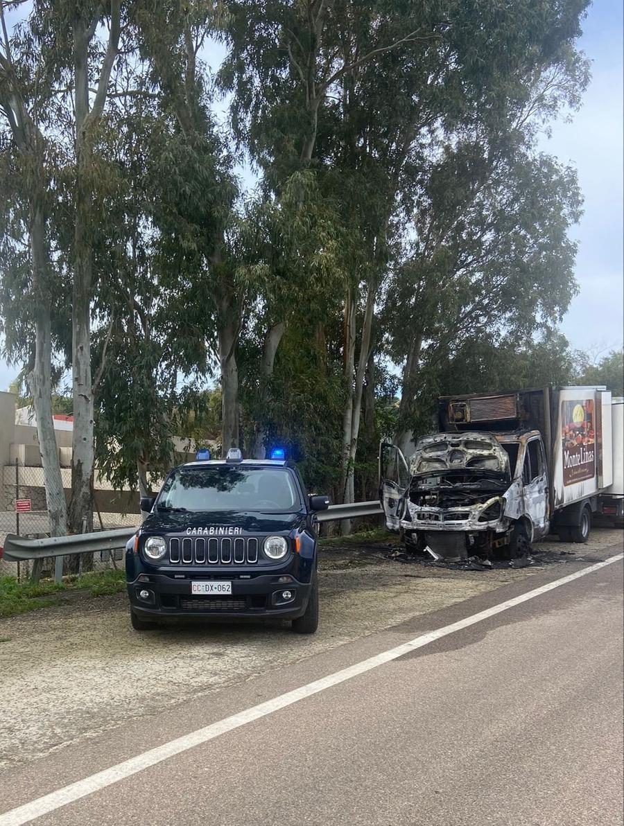 Camion frigo in marcia si incendia sulla strada per Villasimius