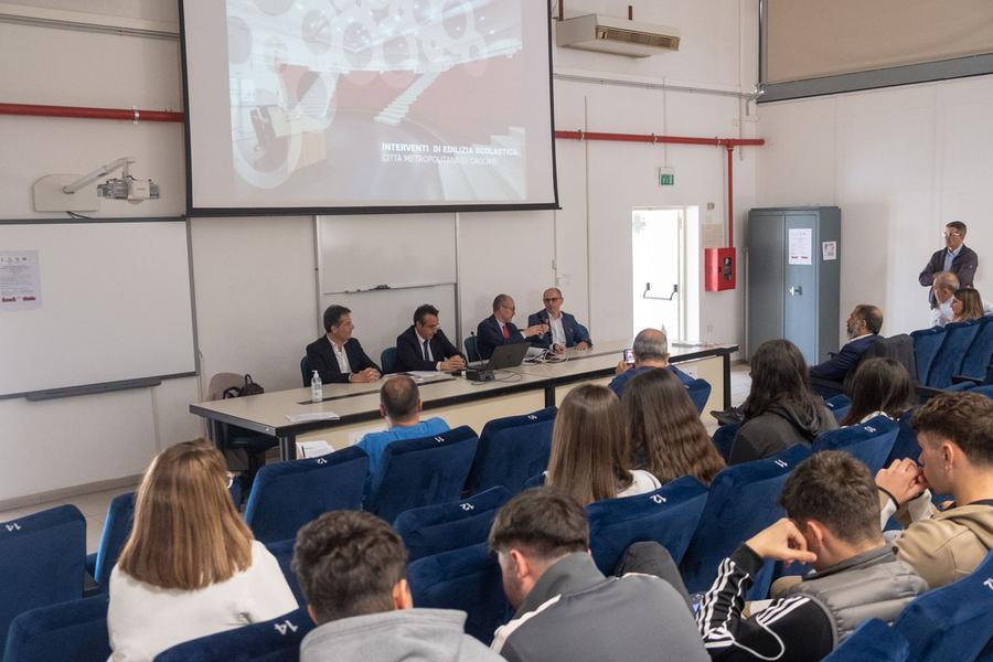 
	La conferenza stampa col sindaco Paolo Truzzu e con il consigliere per l'Edilizia scolastica Alessandro Balletto sui lavori in 30 scuole dell'area metropolitana <em>(foto Mario Rosas)</em>

