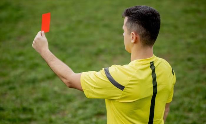 Prato, prende a schiaffi l’arbitro: calciatore squalificato per quattro anni