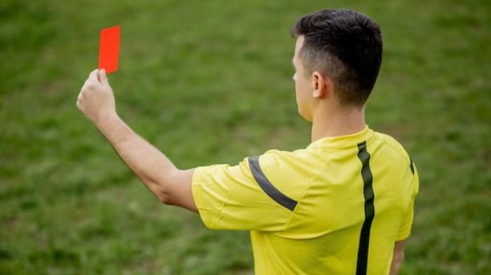 Prato, prende a schiaffi l’arbitro: calciatore squalificato per quattro anni