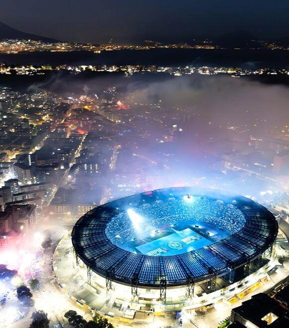 Turismo, calcio, cinema, tv: tutte le strade portano a Napoli. Cosa c’è dietro la città del momento
