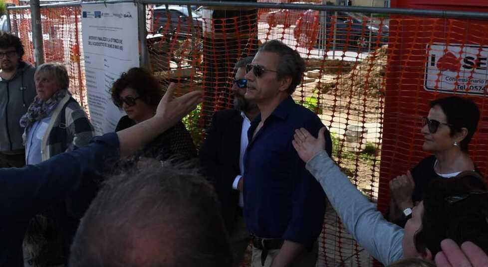 L'aggressore circondato dai sostenitori dell’ex premier (foto Cuffaro)