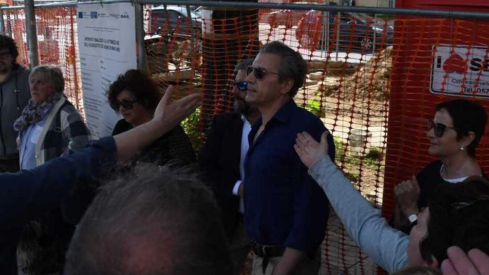 L'aggressore circondato dai sostenitori dell’ex premier (foto Cuffaro)