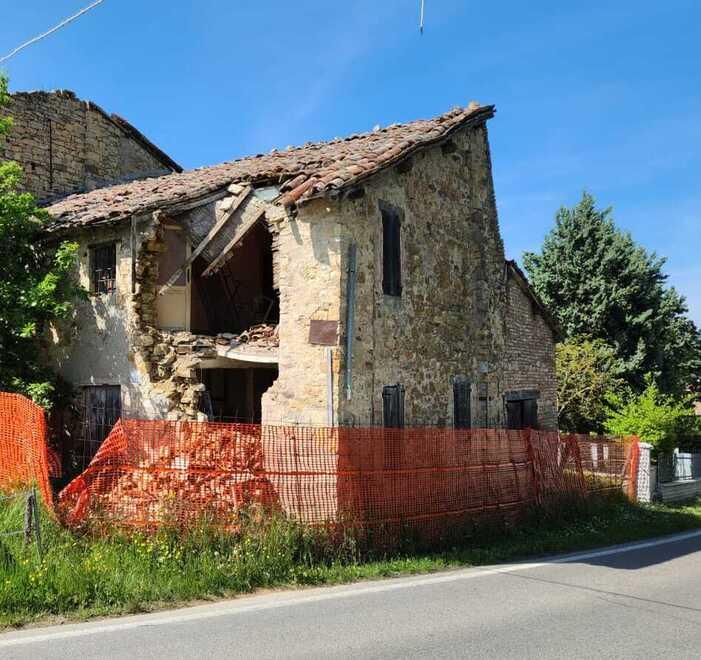 Serramazzoni. Casa pericolante, strada chiusa 
