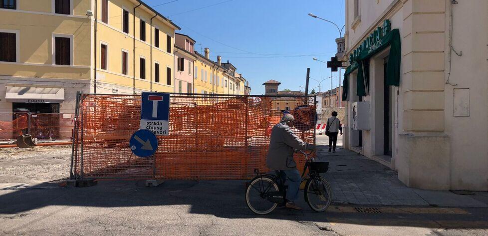 Finale Rabbia per la chiusura totale di piazza Garibaldi I commercianti: «Clienti? Se ne vedranno pochi» 