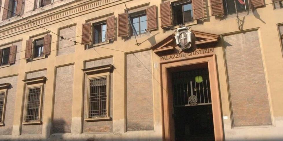 Carpi. Chiuso in cantina e pestato 