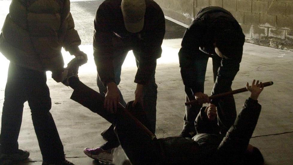 Picchiato da una gang di ventenni che aveva cacciato dalla spiaggia 