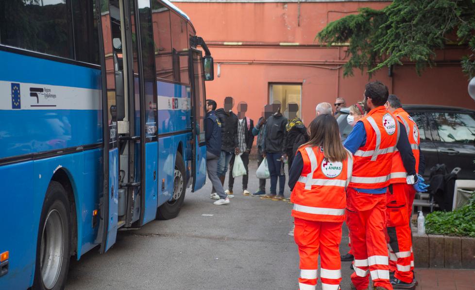 Modena, altri arrivi di stranieri, il sindaco Muzzarelli: «Migranti, gestione pessima» 