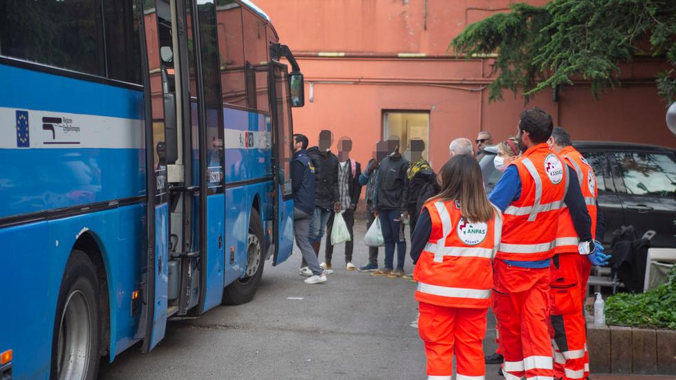 Modena, altri arrivi di stranieri, il sindaco Muzzarelli: «Migranti, gestione pessima» 