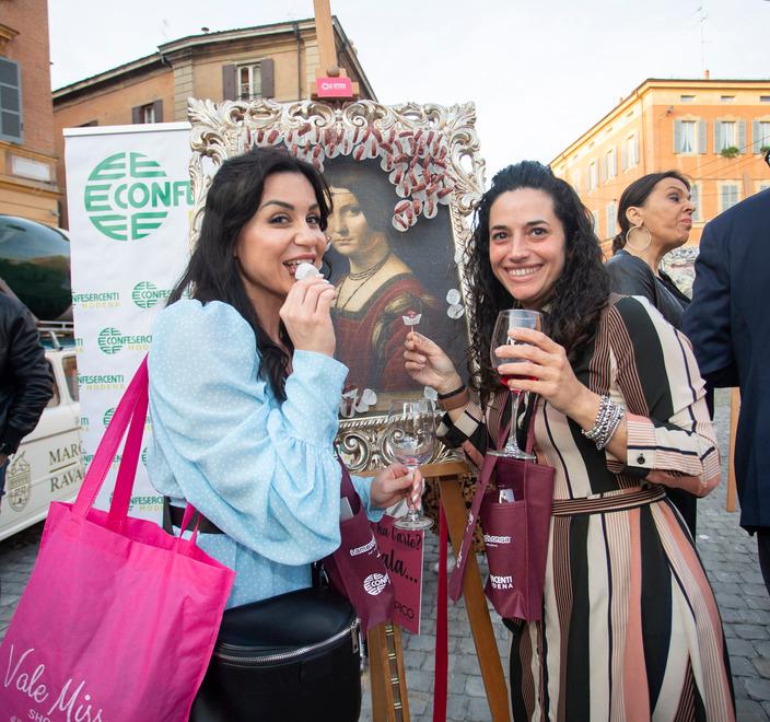 Lambruscolonga show in centro a Modena