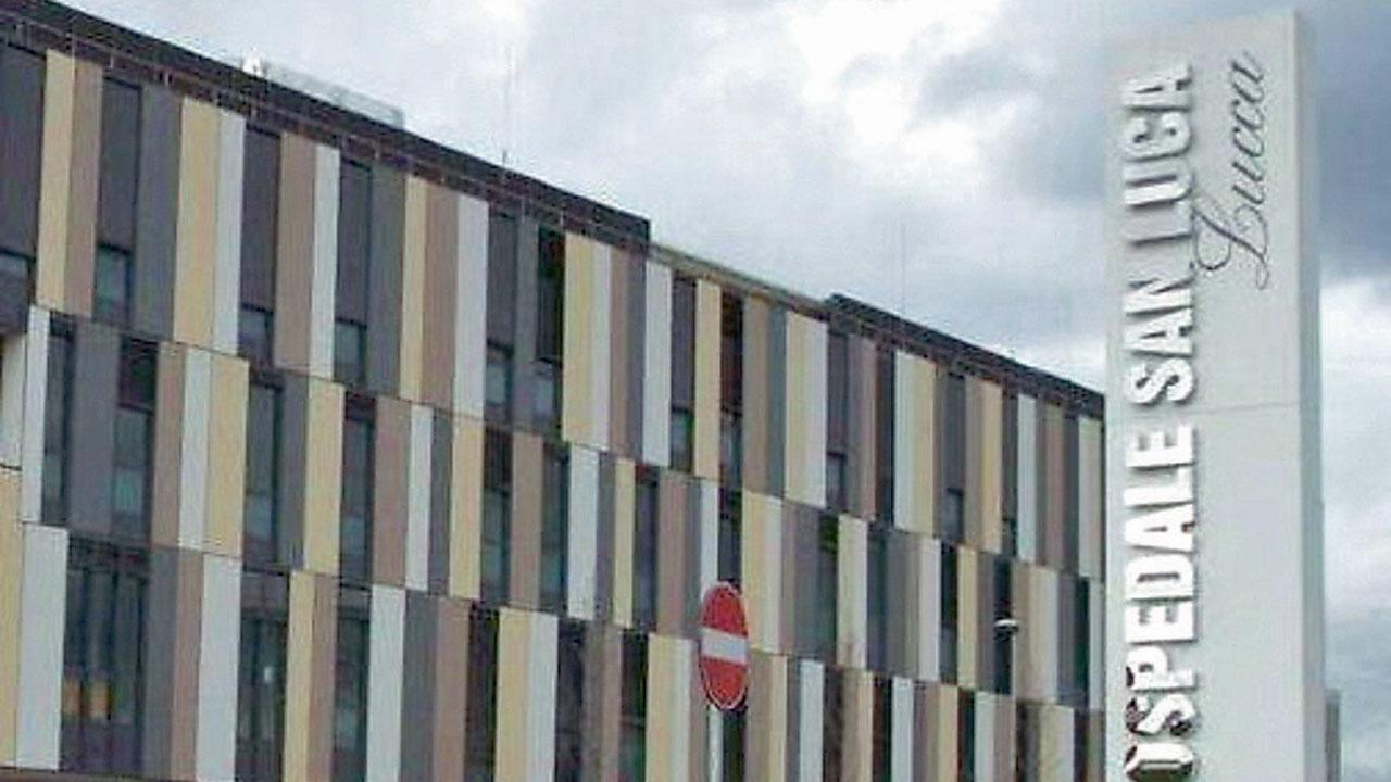 Lucca, infermiere aggredito. La mamma di uno dei pazienti coinvolti: «Mio figlio non è cattivo, è malato»