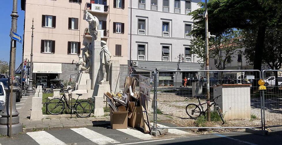 Cecina, il maxi cantiere in piazza Gramsci lascia perplessi i commercianti