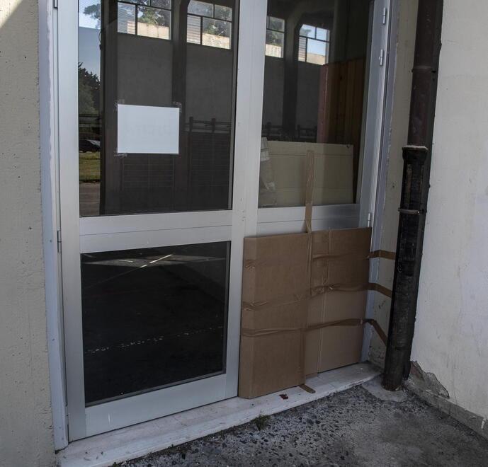 La porta a vetri della palestra (foto Agenzia Bf)