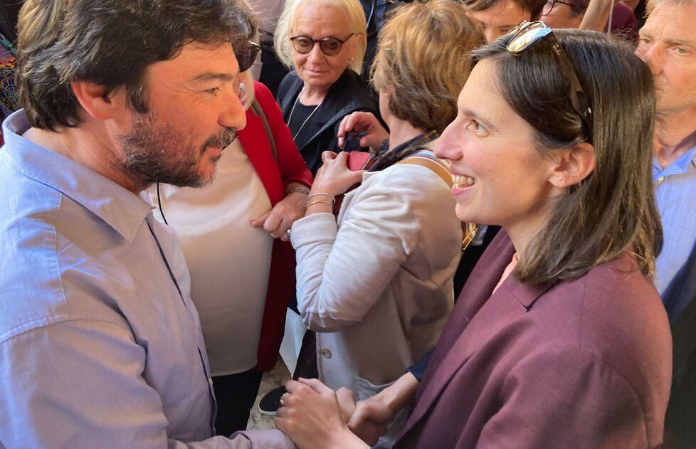 Bagno di folla per Elly Schlein: «Dobbiamo continuare a prenderci cura degli altri»