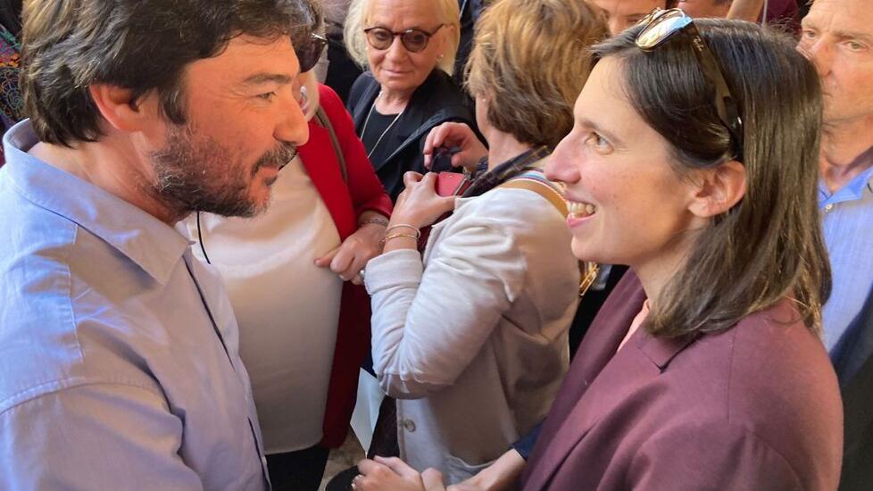 Bagno di folla per Elly Schlein: «Dobbiamo continuare a prenderci cura degli altri»