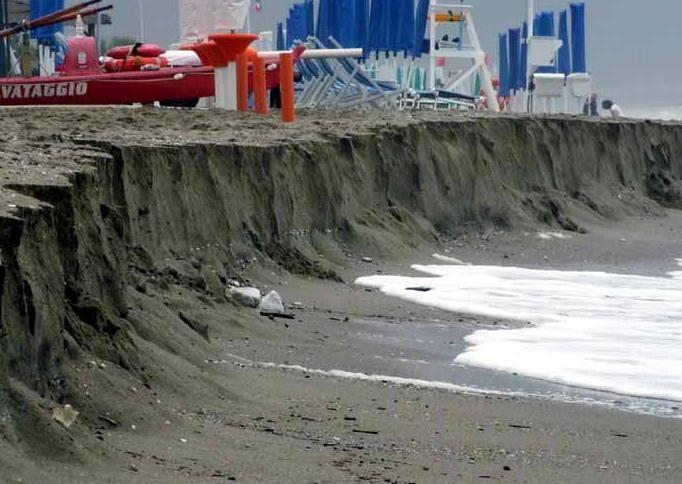 Massa-Carrara, troppi cantieri aperti in spiaggia. «Sarà un’estate davvero difficile»