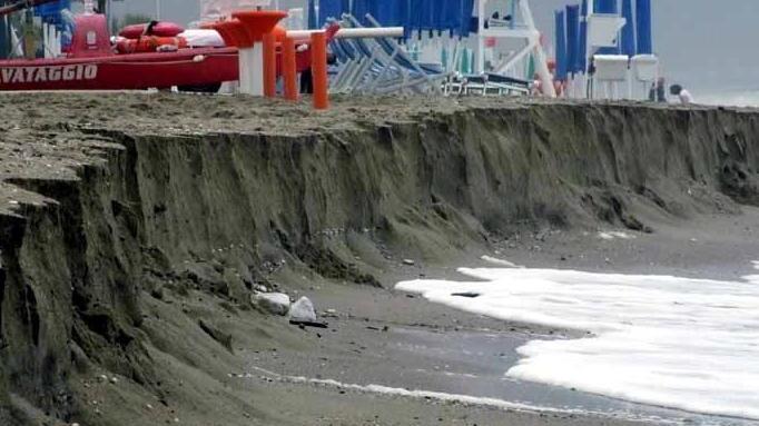 Massa-Carrara, troppi cantieri aperti in spiaggia. «Sarà un’estate davvero difficile»
