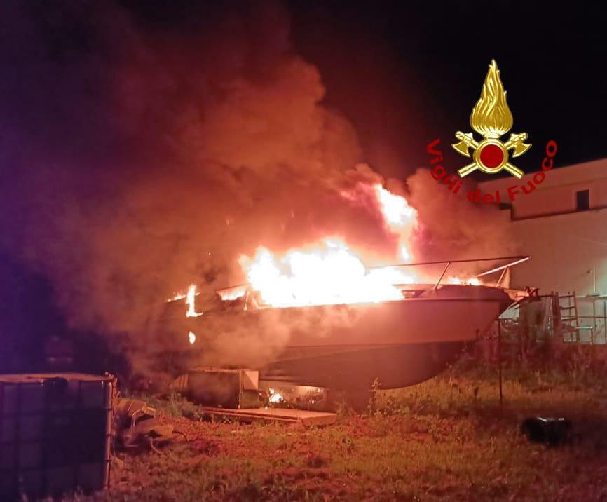 Attentato a Bosa: presa di mira una barca nella rimessa, danni ingenti