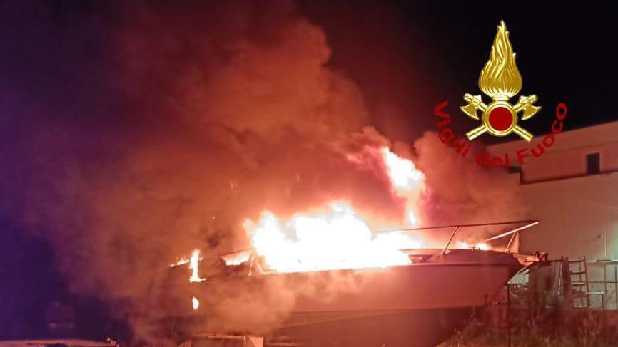 Attentato a Bosa: presa di mira una barca nella rimessa, danni ingenti