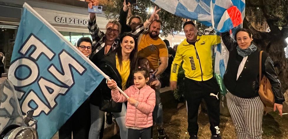Piombino si tinge di azzurro nella notte di gloria del Napoli 