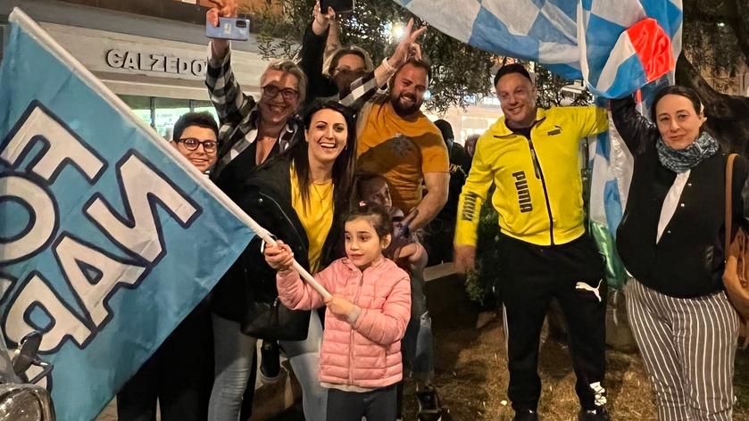 Piombino si tinge di azzurro nella notte di gloria del Napoli