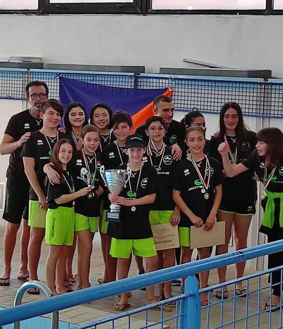 Pioggia di medaglie per la Master Lab alle finali interregionali di nuoto Csi
