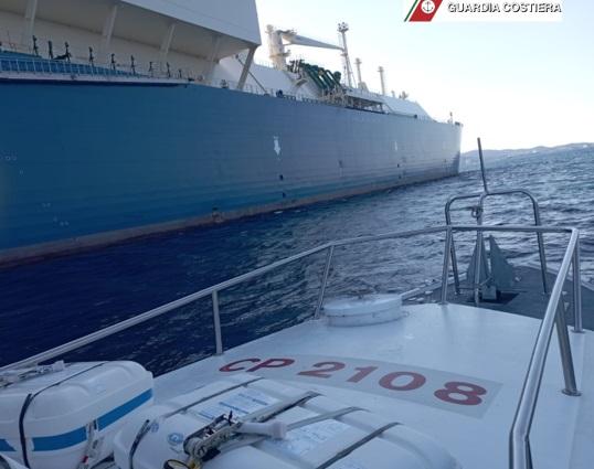 Rigassificatore, ispezione della guardia costiera sulla Kalymnos: nessuna criticità