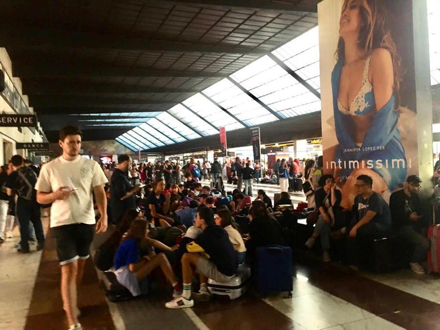Caos treni in Toscana, ritardi fino a 6 ore per un guasto a Roma. A Santa Maria Novella un bivacco di migliaia di persone