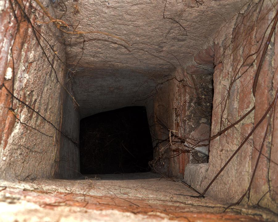 
	Uno dei cunicoli di accesso ai sotterranei codstruiti in et&agrave; giudicale

