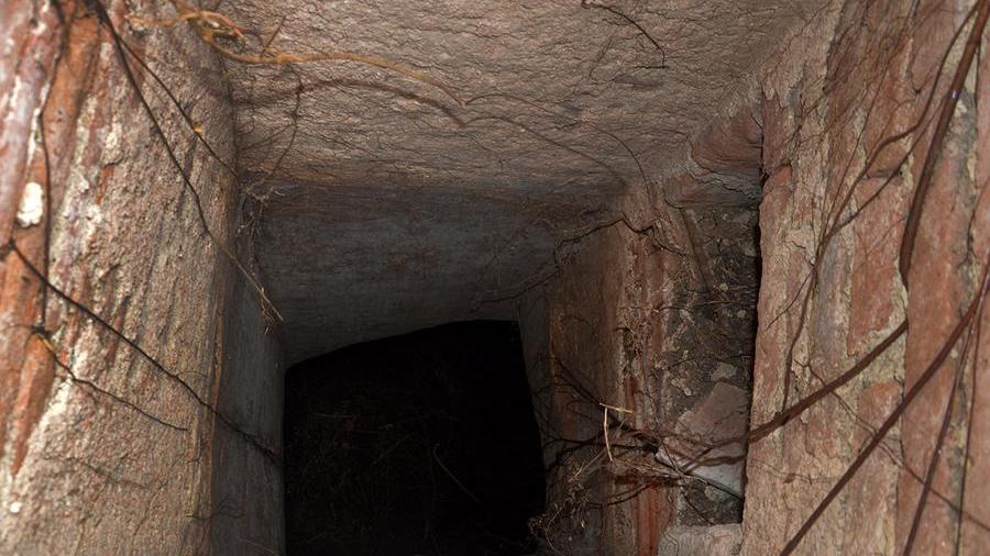 
	Uno dei cunicoli di accesso ai sotterranei codstruiti in et&agrave; giudicale

