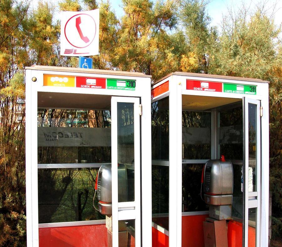 Ferrara, le cabine telefoniche resistono al tempo