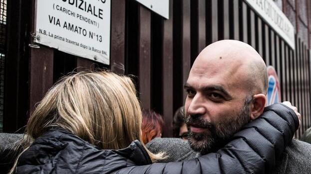 Saviano arriva a Reggio Emilia  «Per lui la cittadinanza onoraria»