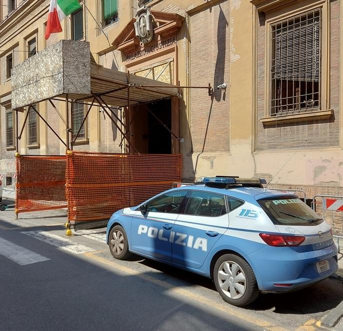 Modena, rapinato del monopattino